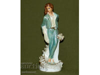 Figurină de porțelan românesc, reprezentând o femeie