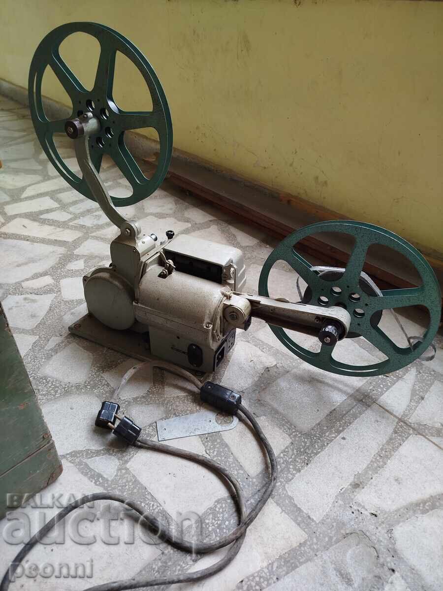 Παράδοση Προβολέας ταινιών "Σλαβιάνκα" Παράδοση Προβολέας ταινιών "Σλαβιάνκα"