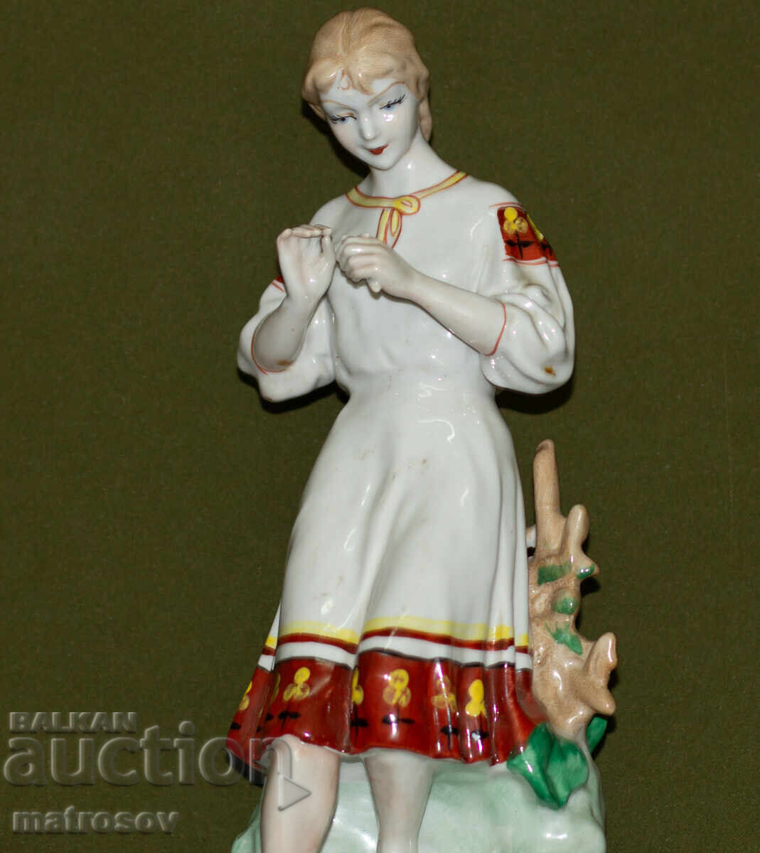 Стара руска порцеланова фолклорна статуетка на жена с цена 200.00 лв. | € 102.26 Стара руска порцеланова фолклорна статуетка на жена с цена 200.00 лв. | € 102.26