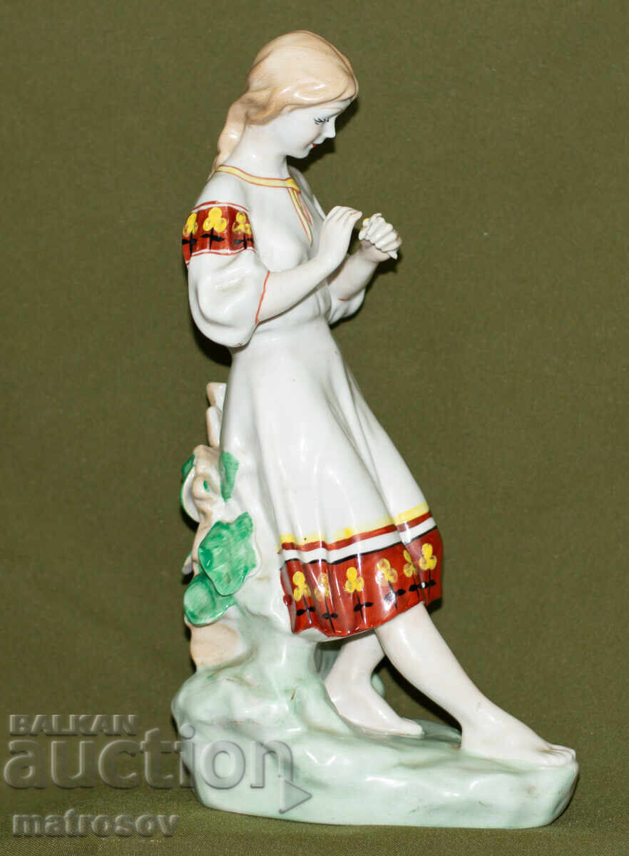Аукцион Стара руска порцеланова фолклорна статуетка на жена Аукцион Стара руска порцеланова фолклорна статуетка на жена