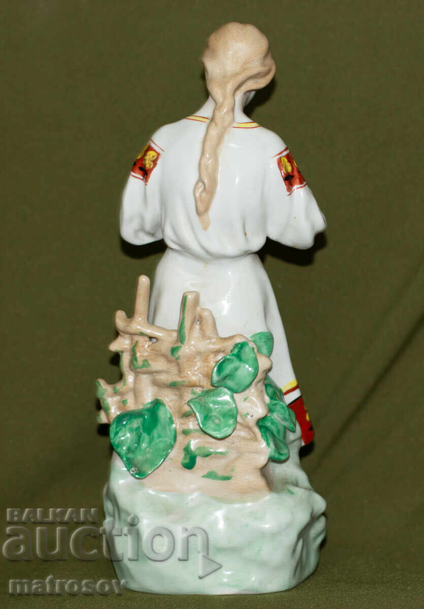 Доставка на Стара руска порцеланова фолклорна статуетка на жена Доставка на Стара руска порцеланова фолклорна статуетка на жена