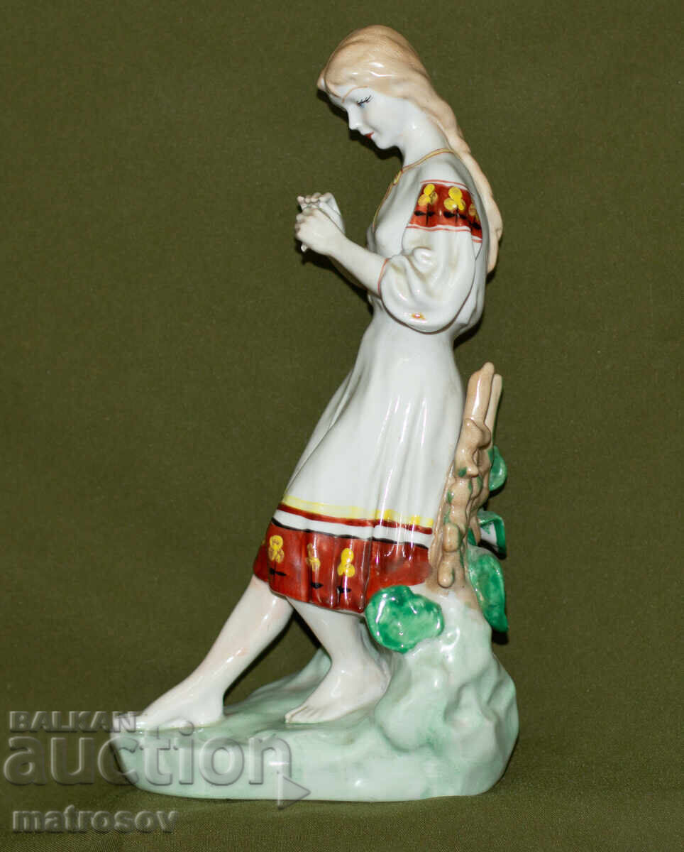 Стара руска порцеланова фолклорна статуетка на жена Стара руска порцеланова фолклорна статуетка на жена