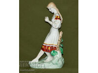 Statuetă veche rusească din porțelan, folclorică, reprezentând o femeie
