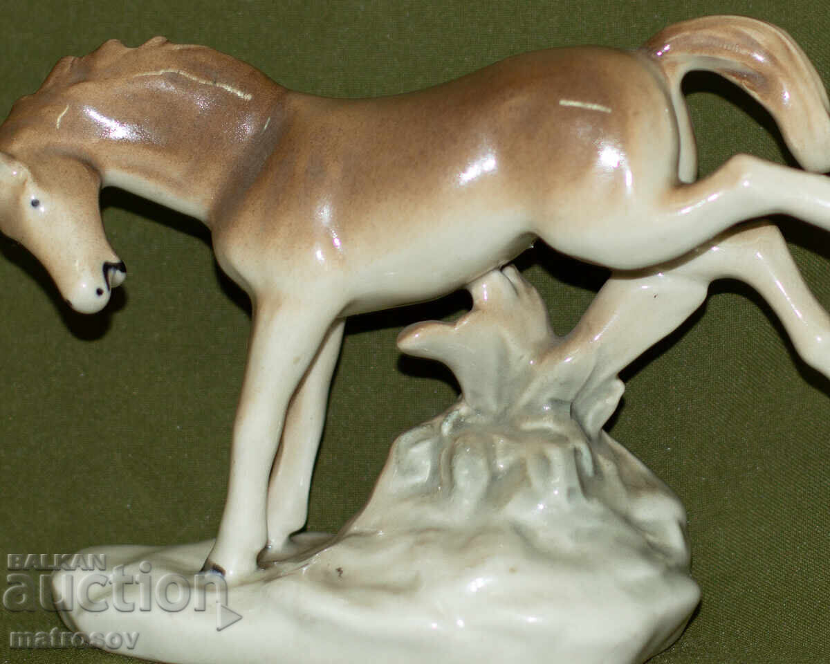 Διακοσμητική πορσελάνινη φιγούρα επιβήτορα με τιμή 120.00 BGN | € 61.36