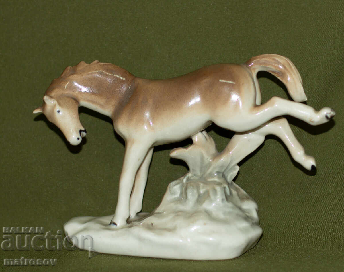 Διακοσμητική πορσελάνινη φιγούρα επιβήτορα