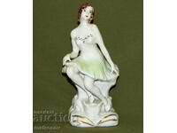 Veche statuetă decorativă bulgărească din porțelan a unei femei