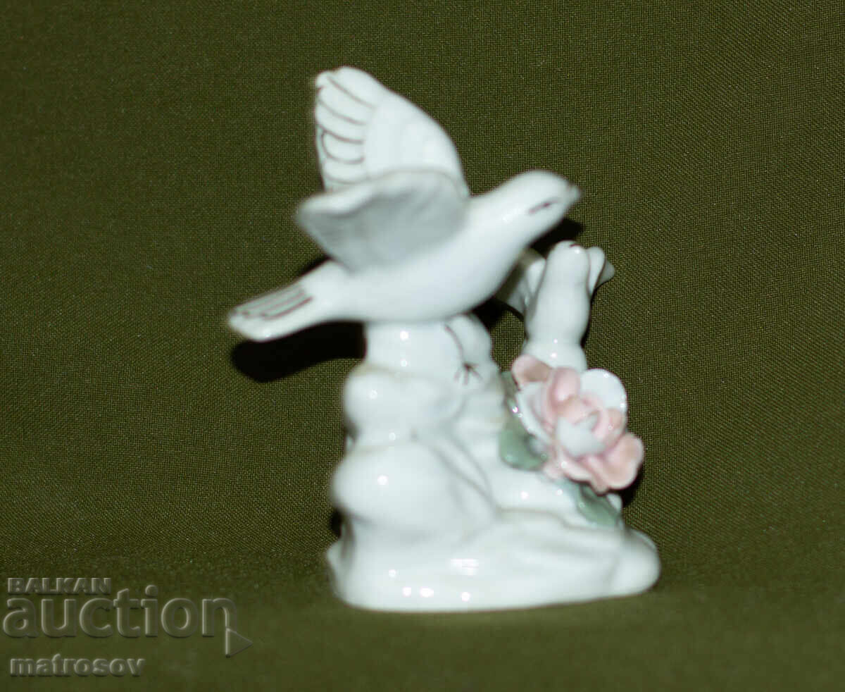 Decorative porcelain bird figurine with price 50.00 BGN | € 25.56