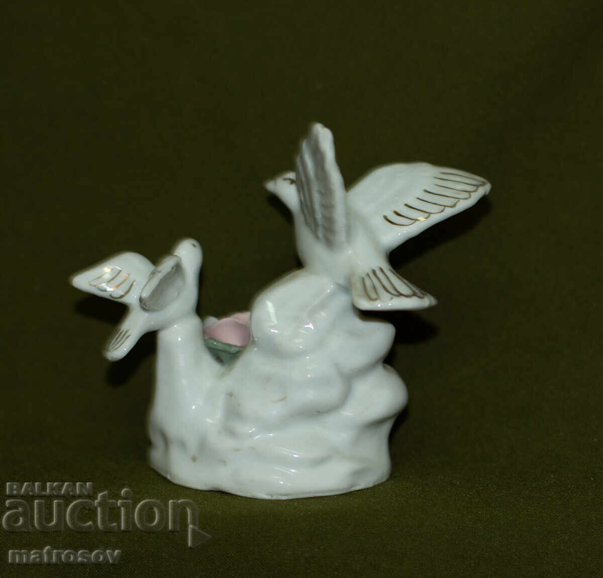 Auction  Decorative porcelain bird figurine