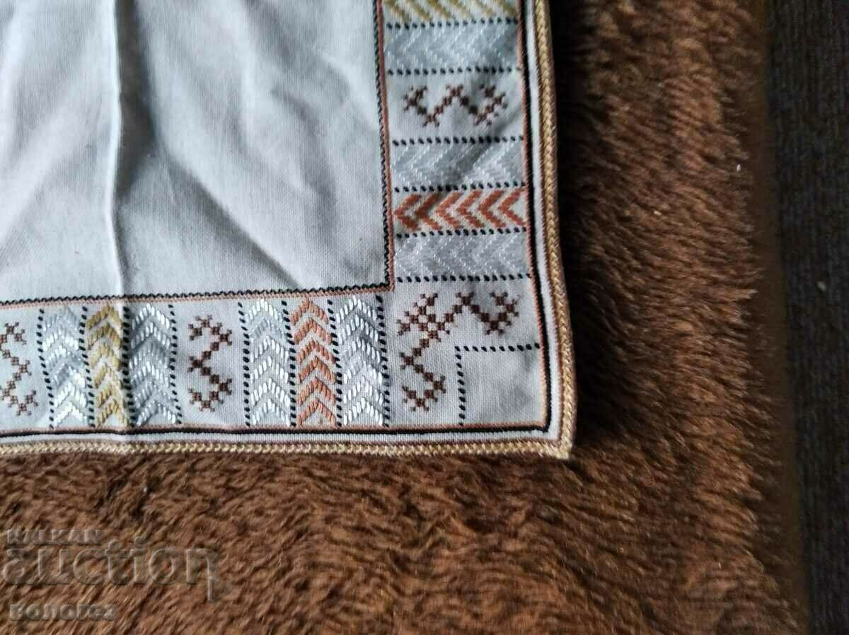 Fata de masa veche brodata manual cu preț 10.00 BGN | € 5.11