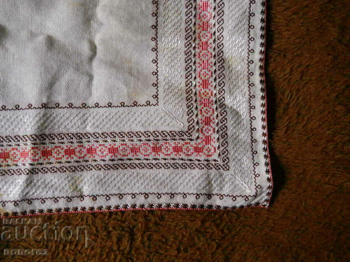 Παλιό κεντημένο στο χέρι τραπεζομάντιλο με τιμή 10.00 BGN | € 5.11