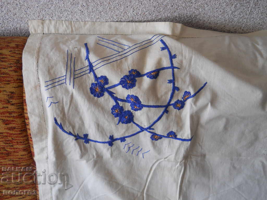 Παλιό κεντημένο στο χέρι τραπεζομάντιλο με τιμή 20.00 BGN | € 10.23