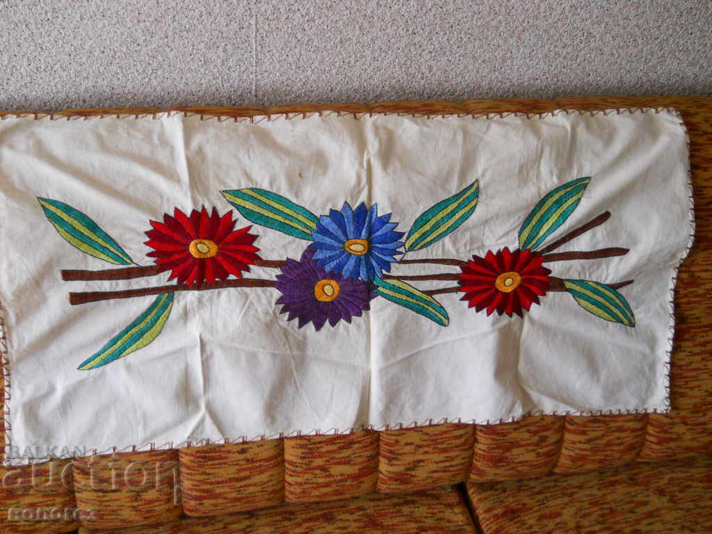 Fata de masa veche brodata manual cu preț 25.00 BGN | € 12.78
