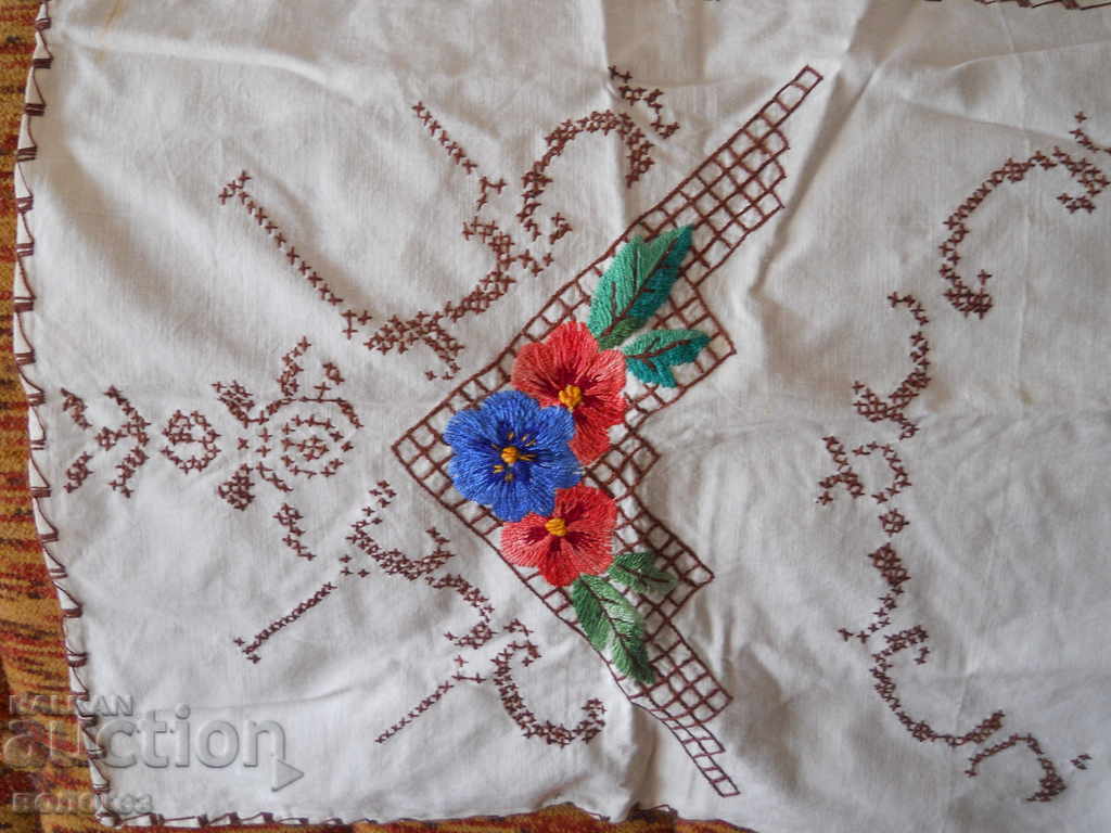 Fata de masa veche brodata manual cu preț 25.00 BGN | € 12.78