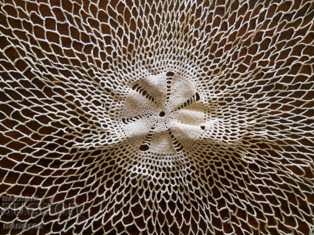 Față de masă veche din dantelă tricotată manual cu preț 5.00 BGN | € 2.56 Față de masă veche din dantelă tricotată manual cu preț 5.00 BGN | € 2.56