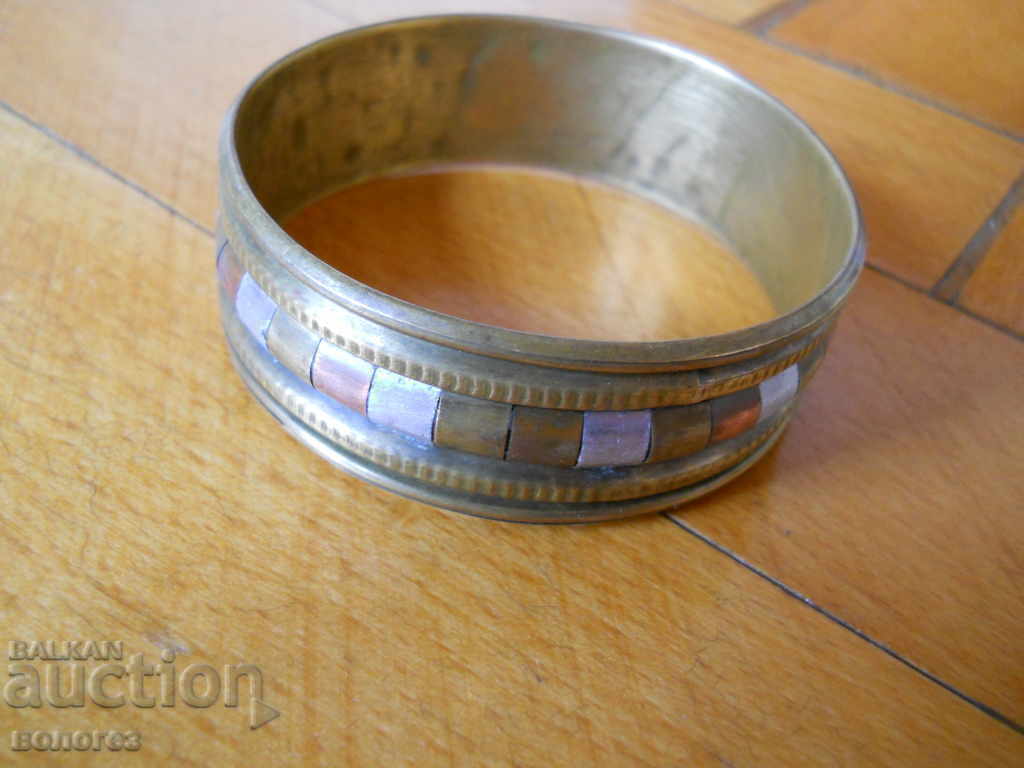 Стара бронзова гривна с цена 15.00 лв. | € 7.67 Стара бронзова гривна с цена 15.00 лв. | € 7.67