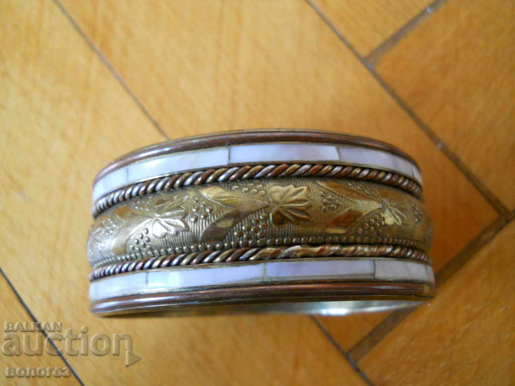 Стара гривна с орнаменти от седеф с цена € 12.80 | 25.03 лв.