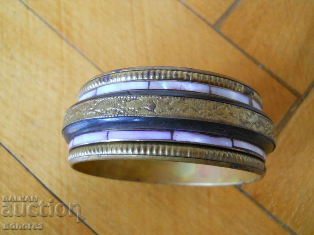 Bratara veche cu ornamente din os si sidef cu preț € 10.30 | 20.15 BGN