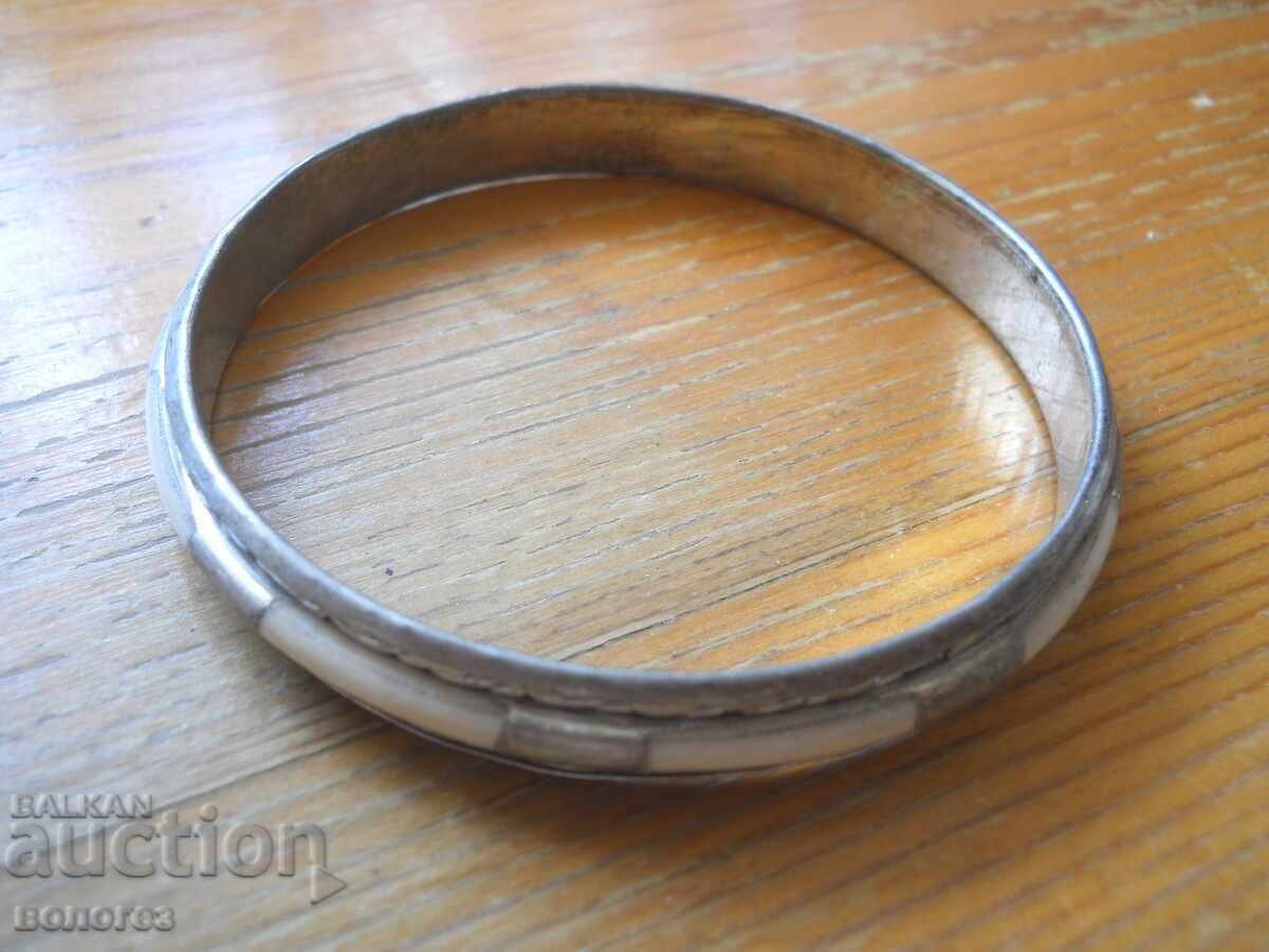 Стара метална гривна с орнаменти от ахат