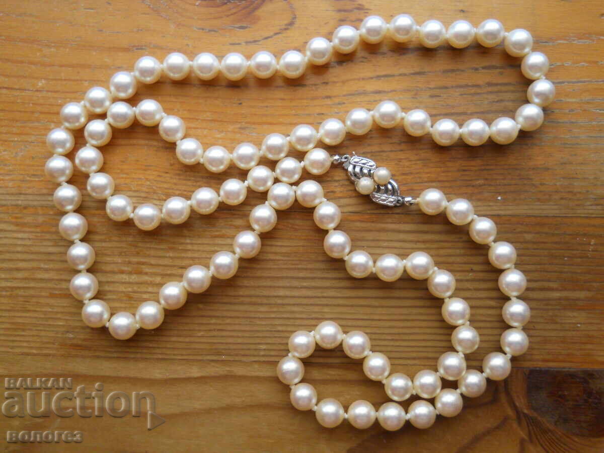Pearl necklace with a silver clasp