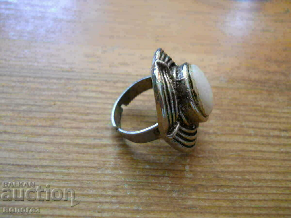 Auction  Old mother-of-pearl ring
