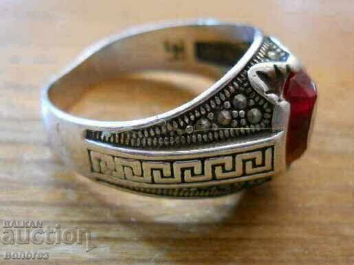 Un inel vechi de argint cu preț 35.00 BGN | € 17.90 Un inel vechi de argint cu preț 35.00 BGN | € 17.90
