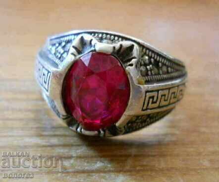 Un inel vechi de argint Un inel vechi de argint