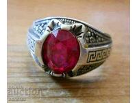 Un inel vechi de argint