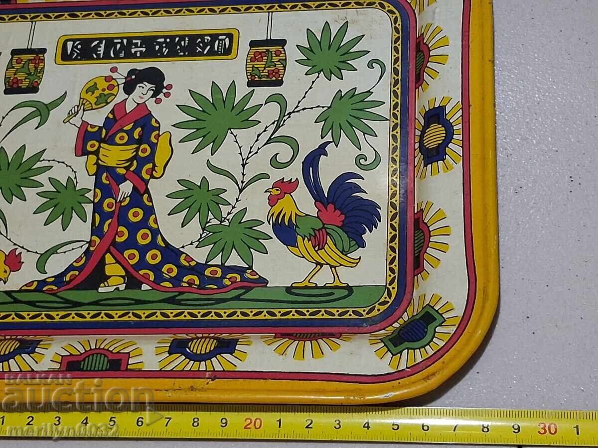 Livrarea Tavă veche cu imprimeu colorat cu geishă, tavă, platou, tepsi Livrarea Tavă veche cu imprimeu colorat cu geishă, tavă, platou, tepsi