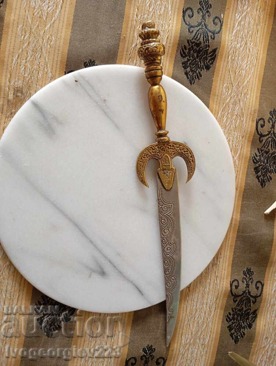 Μαχαιράκι για γράμματα, διακόσμηση