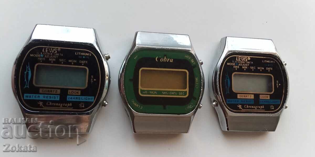 Delivery of Lot of electronic watches. The two on the left work