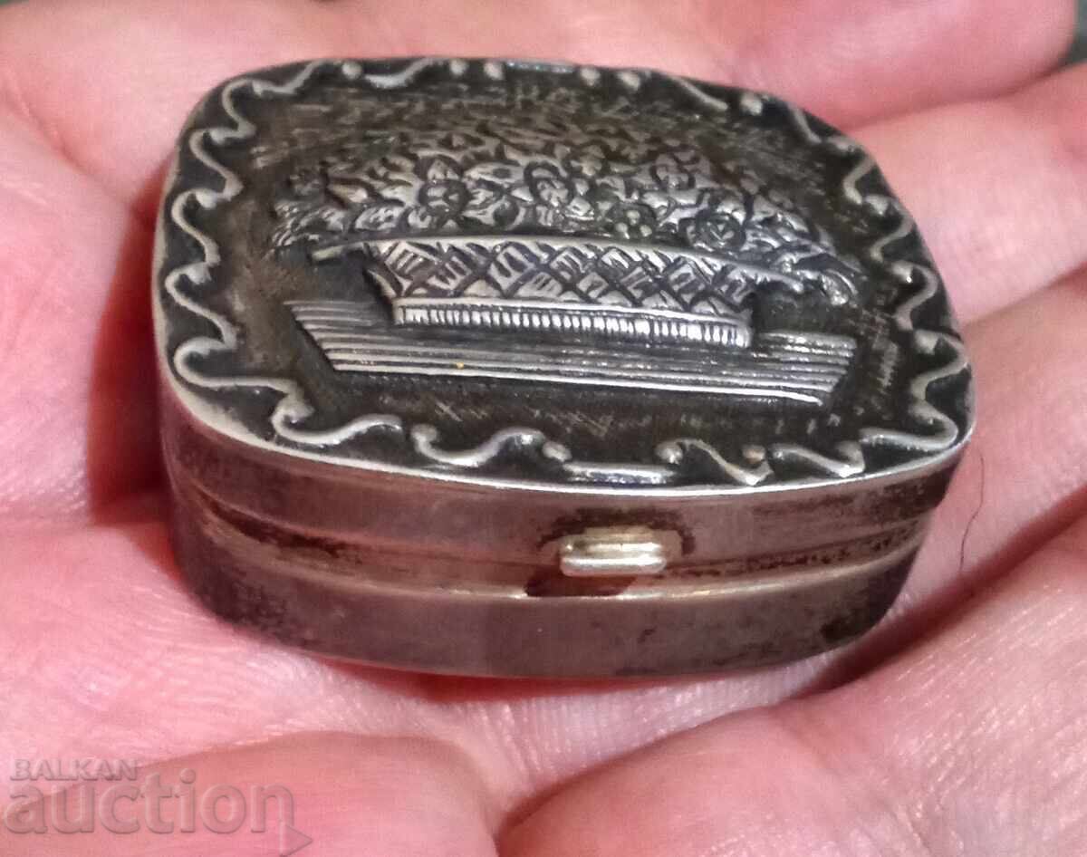 Cutie vintage pentru pastile din argint masiv cu decorație florală - 5 Cutie vintage pentru pastile din argint masiv cu decorație florală - 5