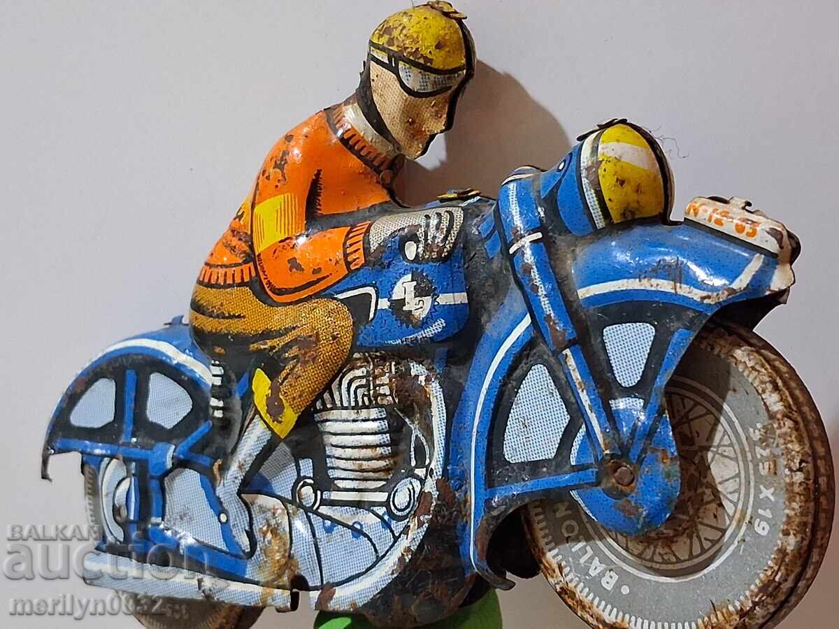 Bicicletă de jucărie din tablă pentru copii, motocicletă anii 1970 cu preț 26.00 BGN | € 13.29 Bicicletă de jucărie din tablă pentru copii, motocicletă anii 1970 cu preț 26.00 BGN | € 13.29