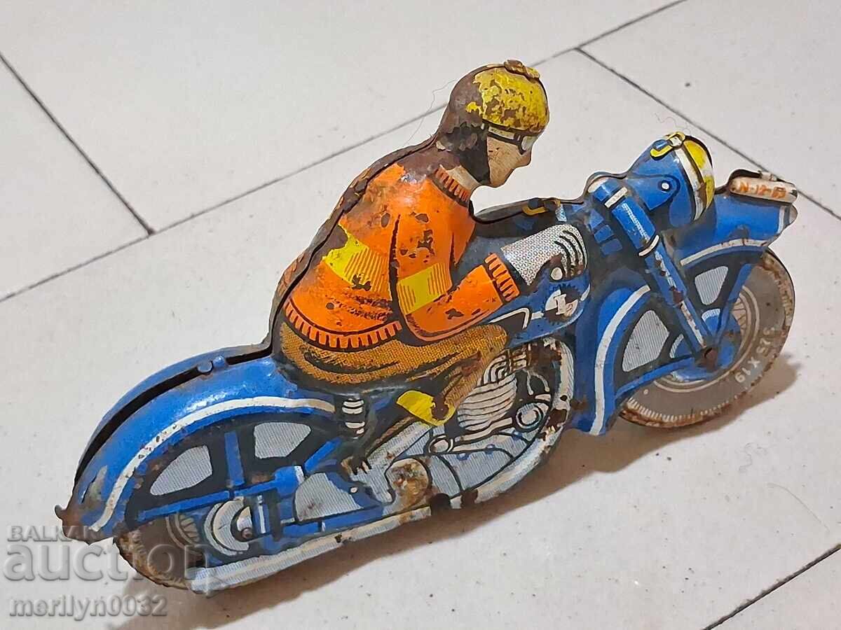 Licitație Bicicletă de jucărie din tablă pentru copii, motocicletă anii 1970 Licitație Bicicletă de jucărie din tablă pentru copii, motocicletă anii 1970
