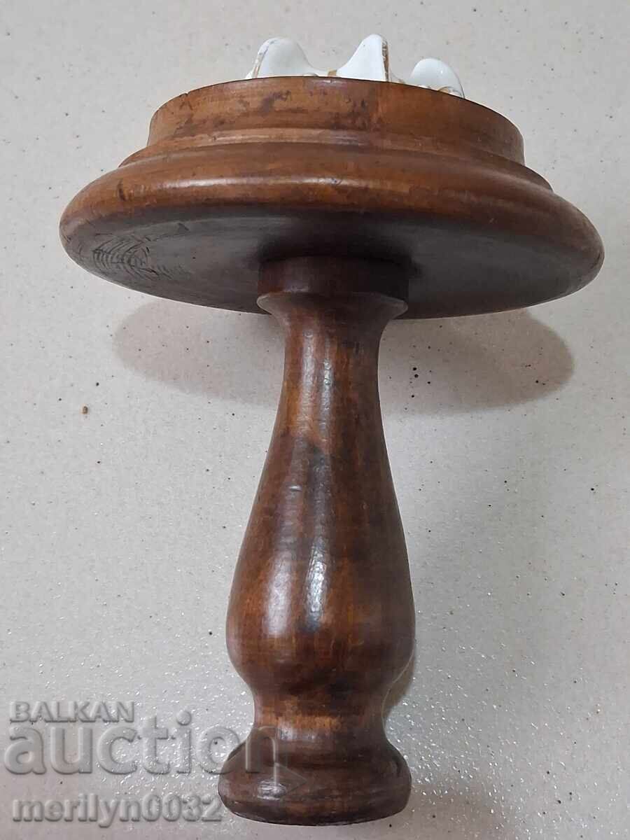 Burete de lemn rindeluit cu floare de porțelan din lemn cu preț 50.00 BGN | € 25.56 Burete de lemn rindeluit cu floare de porțelan din lemn cu preț 50.00 BGN | € 25.56