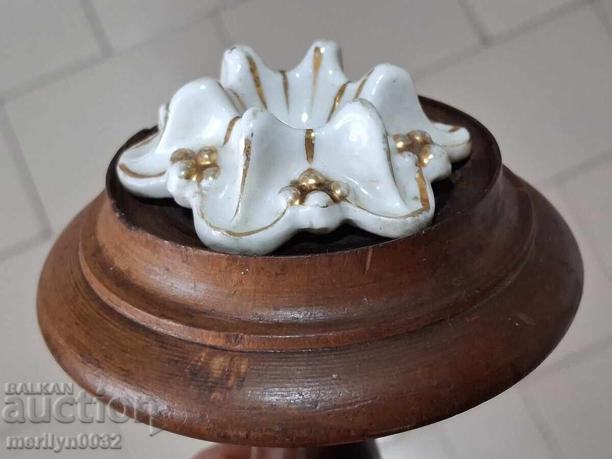 Licitație Burete de lemn rindeluit cu floare de porțelan din lemn Licitație Burete de lemn rindeluit cu floare de porțelan din lemn