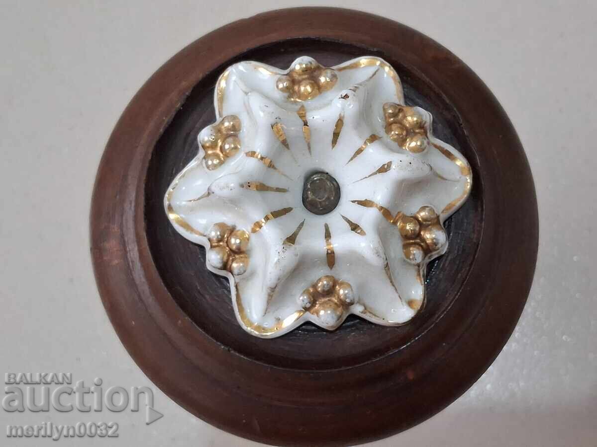 Burete de lemn rindeluit cu floare de porțelan din lemn - 5 Burete de lemn rindeluit cu floare de porțelan din lemn - 5