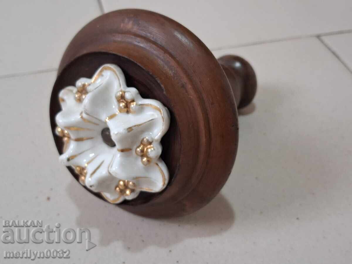 Burete de lemn rindeluit cu floare de porțelan din lemn Burete de lemn rindeluit cu floare de porțelan din lemn