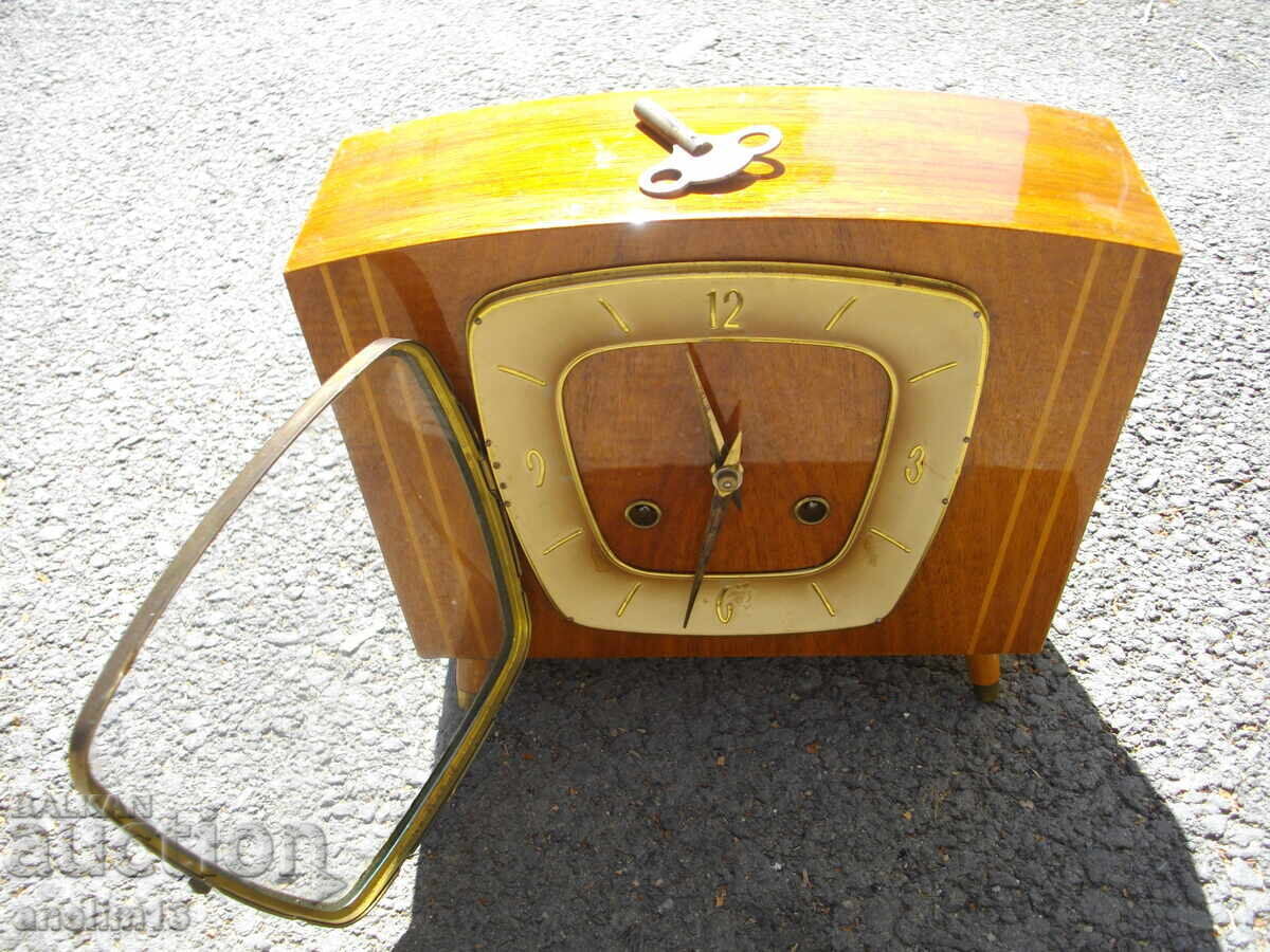 CEAS VECHI DE ȘEMINEU cu preț 120.00 BGN | € 61.36