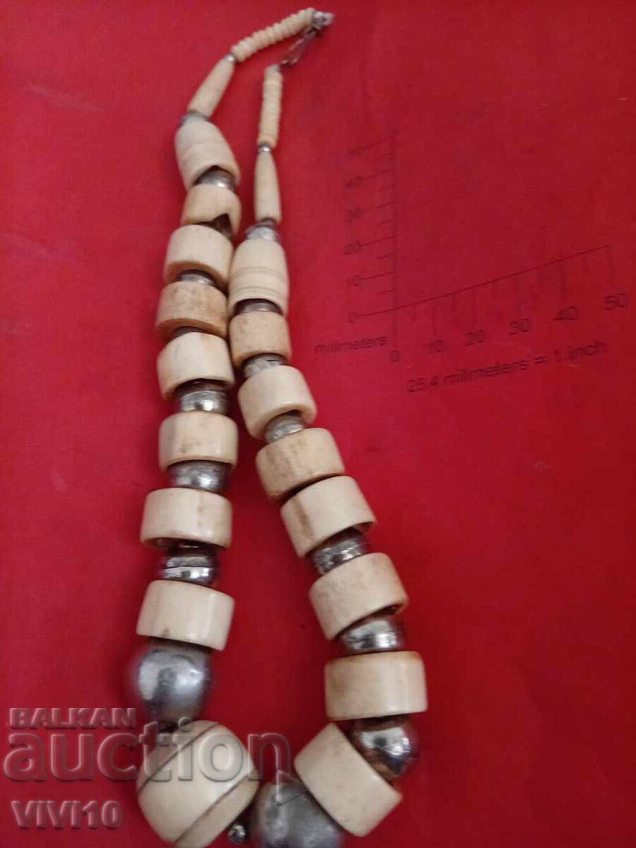 Αρχαίο κολιέ από κόκαλο