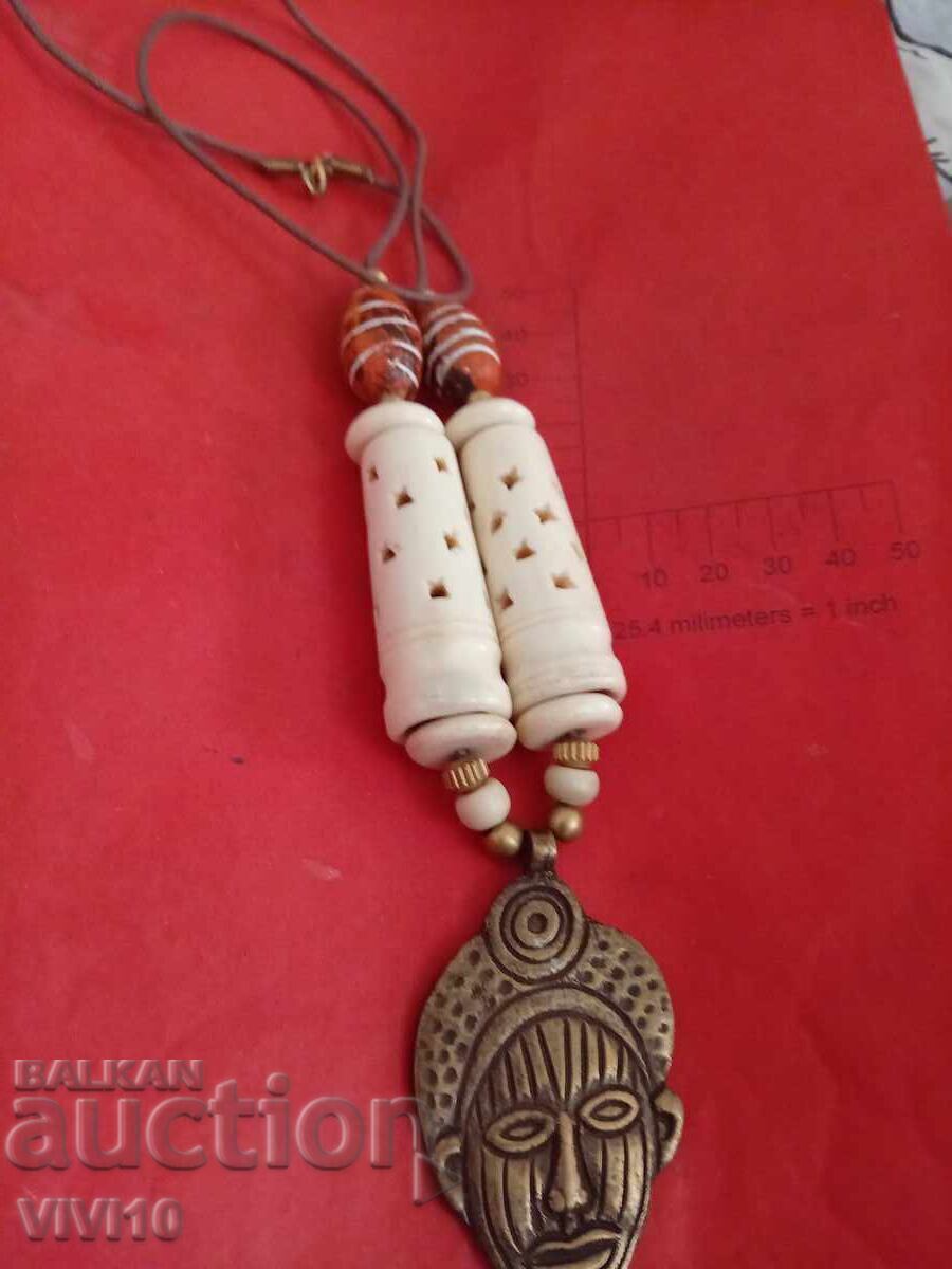 Αρχαίο κολιέ από κόκαλο