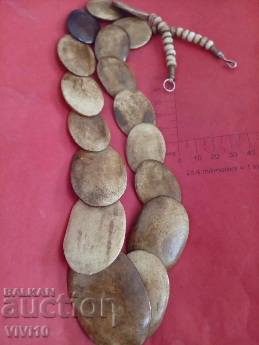 Αρχαίο κολιέ από κόκαλο