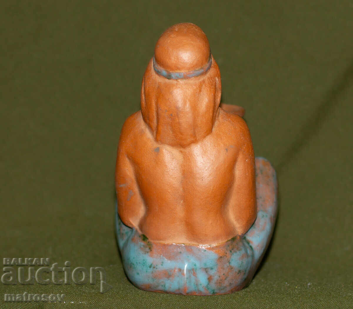 Доставка на Декоративна керамична фигурка на жена с делва