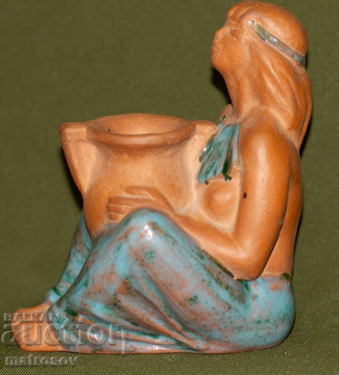 Декоративна керамична фигурка на жена с делва