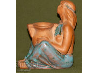 Figurină ceramică decorativă reprezentând o femeie cu ulcior