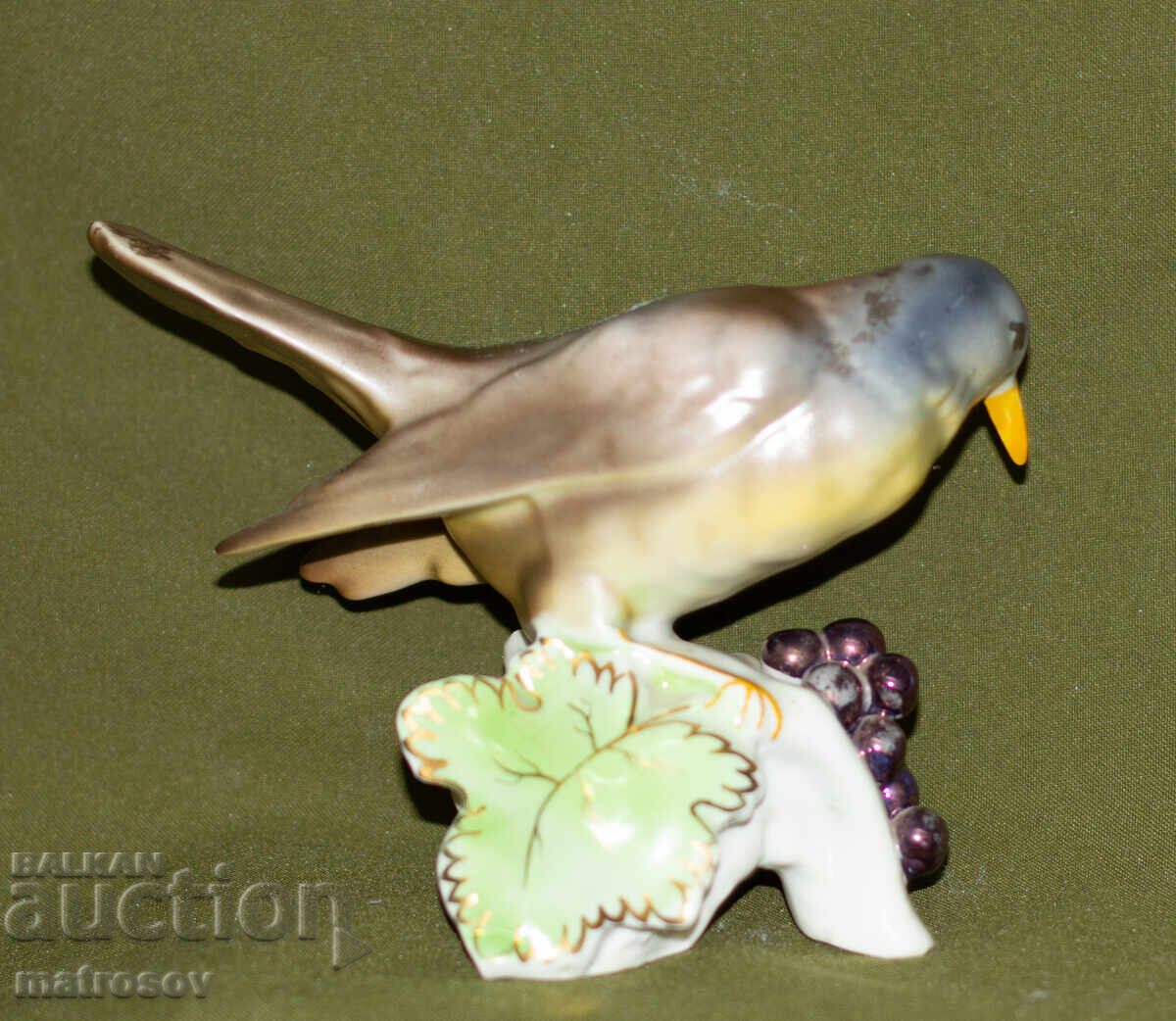 Auction  Decorative porcelain figurine, bird