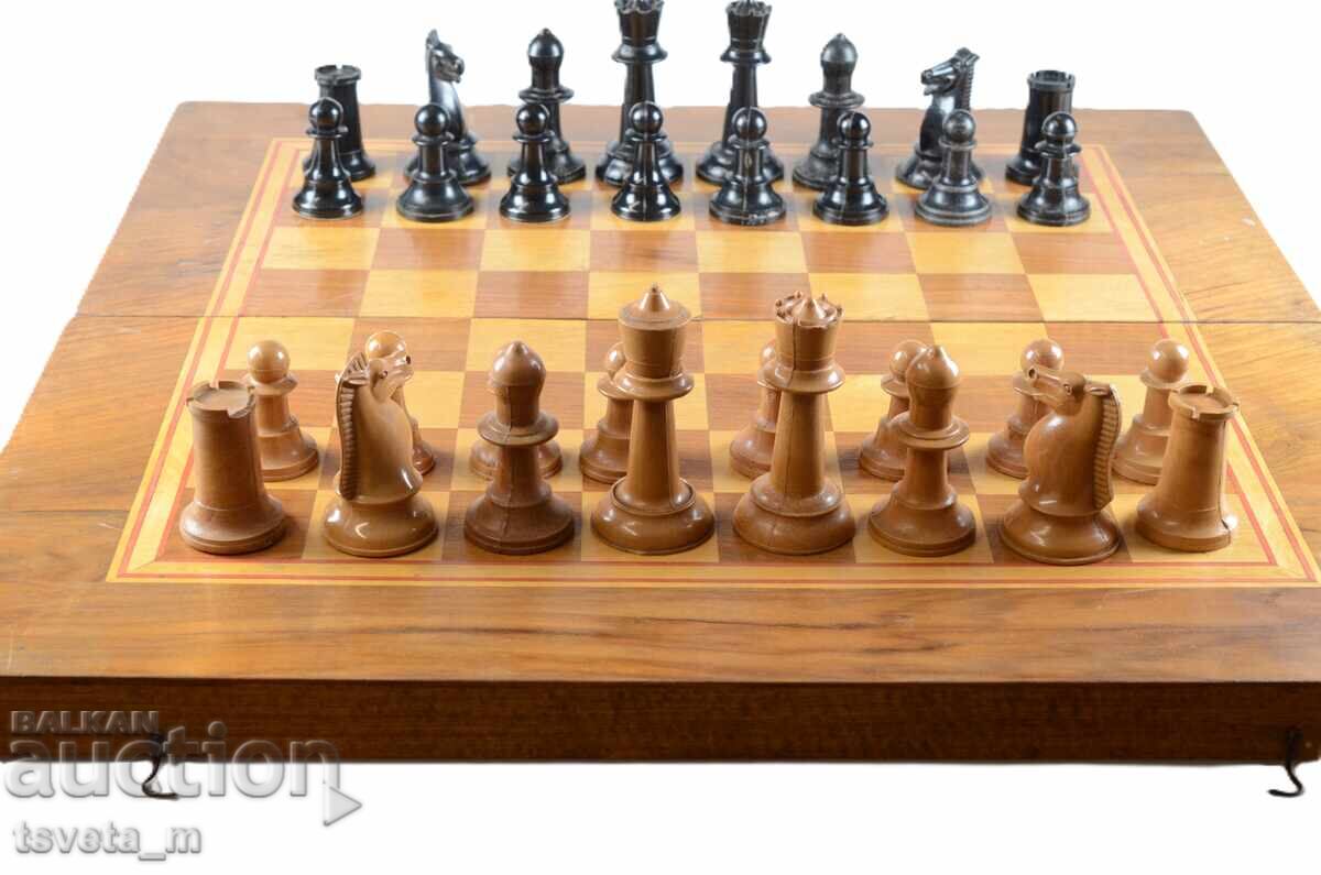 Шах и Табла в дървена кутия 48 х 48 см. с кокалени зарчета с цена 45.00 лв. | € 23.01 Шах и Табла в дървена кутия 48 х 48 см. с кокалени зарчета с цена 45.00 лв. | € 23.01