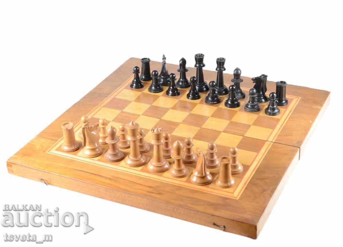 Аукцион Шах и Табла в дървена кутия 48 х 48 см. с кокалени зарчета Аукцион Шах и Табла в дървена кутия 48 х 48 см. с кокалени зарчета