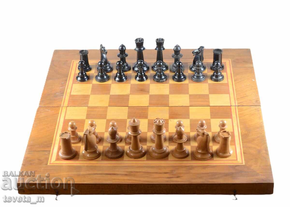 Шах и Табла в дървена кутия 48 х 48 см. с кокалени зарчета Шах и Табла в дървена кутия 48 х 48 см. с кокалени зарчета