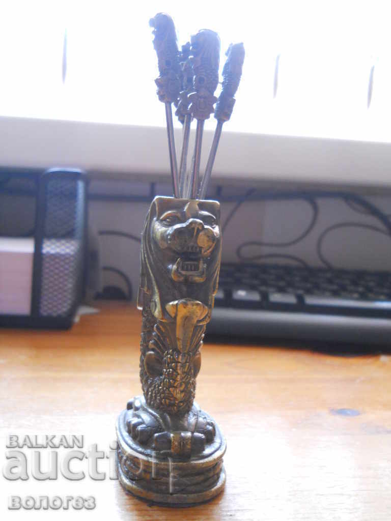 Merlion de bronz cu furculițe pentru aperitive - Singapore cu preț 40.00 BGN | € 20.45 Merlion de bronz cu furculițe pentru aperitive - Singapore cu preț 40.00 BGN | € 20.45