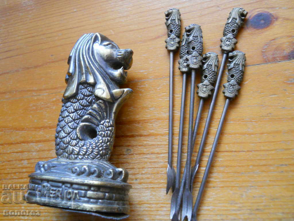 Livrarea Merlion de bronz cu furculițe pentru aperitive - Singapore Livrarea Merlion de bronz cu furculițe pentru aperitive - Singapore